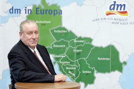 dm verzeichnet erfolgreichstes Jahr der Unternehmensgeschichte  
Umsatz von dm drogerie markt ist im Geschäftsjahr 2006/07 im
Teilkonzern dm Österreich um weitere 16 Prozent gestiegen - BILD