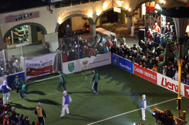 Anpfiff zur Weißwurstparty mit Fußball-Promi-Match