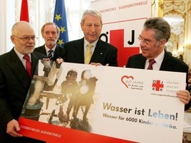 Übergabe Afrika-Projekt 'Wasser ist Leben - Wasser für 6000 Kinder in Afrika'