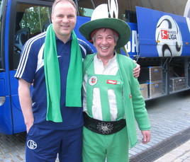 Tiroler Superfans stürmen Camp Nou - BILD  =
