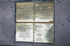 Steine der Erinnerung =
