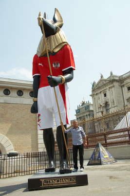 Arts and Exhibitions International / AEI Anubis-Statue als offizieller Schutzpatron der österreichischen
Fußball-Nationalmannschaft - BILD