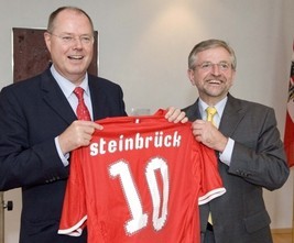 Vizekanzler Molterer überreicht Finanzminister Steinbrück ein Österreichdress