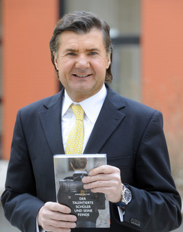 Bestseller Autor Andreas Salcher erhält das Goldene Buch und
präsentiert seine Ideen für bessere Schulen - BILD