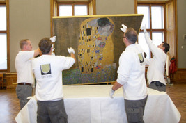 Transport von Gustav Klimts 'Kuss' für die Ausstellung GUSTAV KLIMT
UND DIE KUNSTSCHAU 1908 - BILD