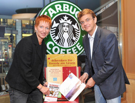 Starbucks und 'Jugend am Werk' starten die Weihnachtssaison mit dem
Book Drive - Bücher sammeln für den guten Zweck - BILD