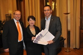 Übergabe der ca. 500 Unterschriften der Initiative 'Handymasten Nein Danke'