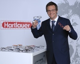 Hartlauer präsentiert die neue Art Brillen zu kaufen: Die Abo Brille
- um 6 Euro 30 im Monat - BILD