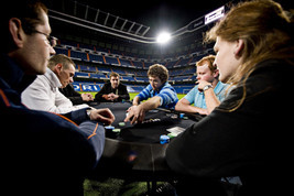 Der erste Finalist der bwin Magic Moments of Poker Tour steht fest