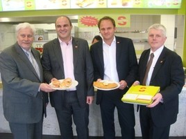 Spitzenökonom Dr. DDr. h.c. Friedrich Schneider analysiert Pizza Mann
und Schnitzelhaus - BILD