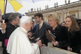 Claudia Haider bei Papst-Audienz