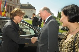 Pröll bei Europa-Forum Wachau: EU muss ein spürbarer Schutzwall vor Gefahren sein - BILD 2