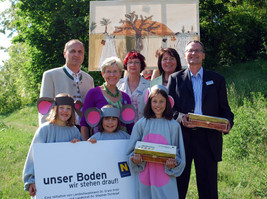 Bodenschutz & Kunst: Erdfarben-Kreativzentrum Heldenberg eröffnet -
BILD