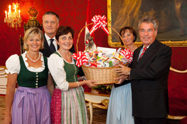 Agrarmarkt Austria Marketing GmbH Fischer: 'Leistungen der Milchbäuerinnen und Milchbauern würdigen!' - Besuch österreichischer Milchbäuerinnen beim Bundespräsidenten