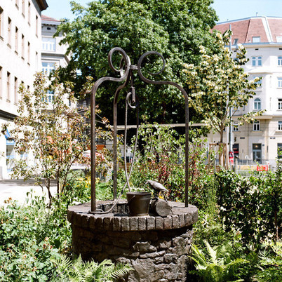 Inés Lombardi - Garten mit Brunnen  - BILD