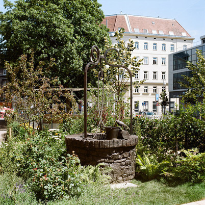 Inés Lombardi - Garten mit Brunnen  - BILD