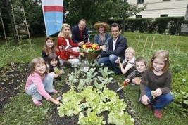 Agrarmarkt Austria Marketing GmbH Wiener Kindergärten: Kinder ernten selbstgepflanztes Gemüse
