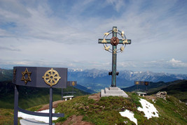 Friedenssymbol vereint Weltreligionen inmitten der Alpen - BILD