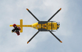 Bergwanderung endet mit schwerer Verletzung und hohen Kosten, Helikopter-Rettung nach alpinem Freizeitunfall =