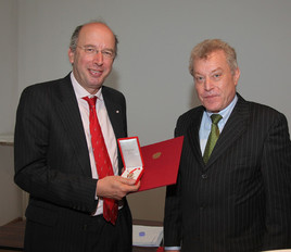 Präsident des Handelsverbandes erhält Goldenes Ehrenzeichen.