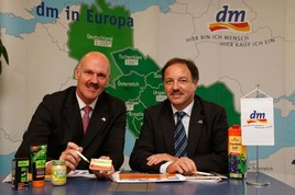 dm drogerie markt zieht erfolgreiche Geschäftsjahresbilanz  =