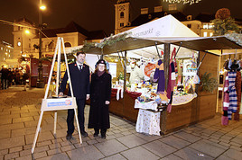 Die Heilsarmee beim karitativen Weihnachtsmarkt auf der Freyung -
BILD