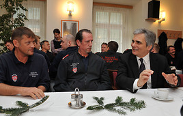 BK FAYMAN BESUCHTE AM CHRISTTAG DIE WIENER FEUERWEHR