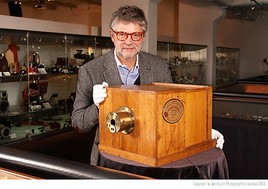 Der Daguerreotype von 1839, die erste kommerziell hergestellte Kamera, mit Peter Coeln, dem CEO von WestLicht Photographica Auction in Wien. Die  ...