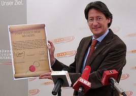 BZÖ-Bündnisobmann Josef Bucher hat seinen Pakt gegen neue Steuern, bei einer Pressekonferenz in Wien präsentiert. Bucher, der als erster  ...
