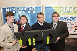 v.l.n.r.: Laurin Schneider - Sieger YPD-Challenge 09, Mag. Markus Beyrer - Generalsekretär der Industriellenvereinigung, Hannes Jagerhofer -  ...
