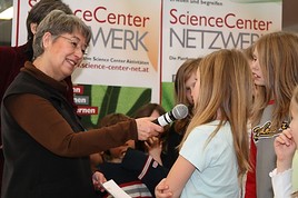 BILD zu OTS - Margit Fischer prämiert die hands-on-X-Netz-PreisträgerInnen des ScienceCenter-Netzwerks