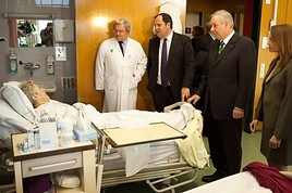 BILD zu OTS - ÖVP-Chef Finanzminister Josef Pröll sowie LH-Stv. Hermann Schützenhöfer und Wissenschaftsministerin Beatrix Karl besuchen Patienten  ...