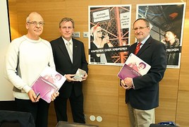 BILD zu OTS -  Im Bild v.l.n.r.: Dipl.Päd. Hermann Pitzer (Geschäftsführung Buch.Zeit - Lesekompetenzzentrum), Fritz Enzenhofer  ...