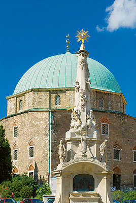 Pécs, Moschee von Gazi Kaszim, im Vordergrund die Dreifaltigkeitssäule