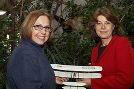 V.l.n.r. Dr. Dagmar Schratter (Direktorin Tiergarten Schönbrunn) und Dr. Gabriele Zuna-Kratky (Direktorin Technisches Museum freuen sich über die  ...
