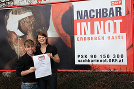 ANDI HEUSSER & MEL SCHMIDT vor dem Plakat ORF und eines mit den Bildern von der MUSIC NIGHT im Februar.