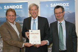 Ernst Meijnders (Mitte), CEO der Sandoz GmbH, nahm die Auszeichnung aus den Händen von Tirols AK-Präsident Erwin Zangerl (links) und dem  ...