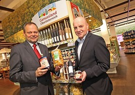 Im Bild v.l.n.r.: Dr. Josef Stockinger (Agrarlandesrat - Genusslandesrat), Johann Roitinger (MERKUR Verkaufsleiter)