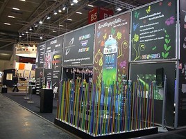 FARBE? - GRÜN!: MOTIP DUPLI punktet mit einem zertifizierten
klimaneutralen Messestand und zeigt damit Verantwortung - ANHÄNGE