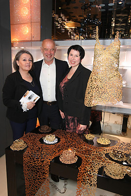 Swarovski Wien zeigt 'Working Girls' von Almyra Weigel:
Arbeitskleidung als Kunstform - BILD  =
