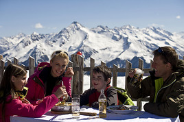 Zillertal als bekannteste Ferienregion bestätigt Rekordergebnis
des Winters 2008/09 - BILD  =
