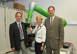 Austrian Center of Competence in Mechatronics (ACCM) Forschungs-Landesrätin Mag. Doris Hummer ist vom Mechatronikpotential
des ACCM überzeugt - BILD