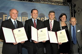 Erwin Pröll, Josef Pröll und Michael Spindelegger unterzeichnen die Göttweiger Erklärung beim 15. Europa-Forum Wachau
