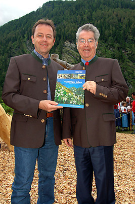 Dr. Fischer und Umweltminister DI Berlakovich präsentieren neue Broschüre Vielfältiges Leben - Biodiversität in den Hohen Tauern