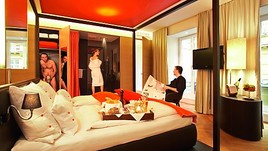 Ein Schilling ist gleich Ein Euro ist gleich Eine DM. Im Hotel Hollmann Beletage - BILD