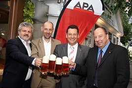 Die Chefredaktion der APA lud zum traditionellen Branchenfest APA-Bieriger: V.l.n.r. Johannes Bruckenberger, Marcus Hebein, Michael Lang (CR), und  ...