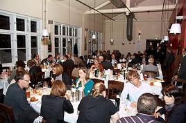 Auf Einladung der APA traf sich die Medienbranche beim traditionellen APA-Bierigen in der Stiegl-Ambulanz