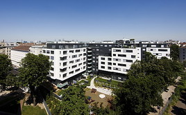 Inmitten einer parkartigen Grünfläche errichtete die Baugenossenschaft Wien-Süd nach Plänen der Architekten Frank + Partner 92 frei finanzierte  ...