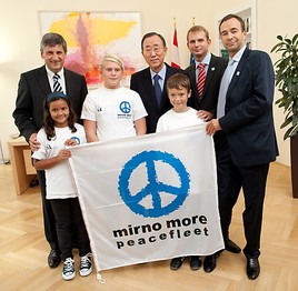 Im Bild vlnr: Michael Spindelegger (Österr. Außenminister), Ban Ki-moon (UNO Generalsekretär), Michael Fuchs (Vorstand Friedensflotte), Leo Frey  ...