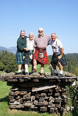Schottische Highlander feiern Tiroler Tradition - BILD